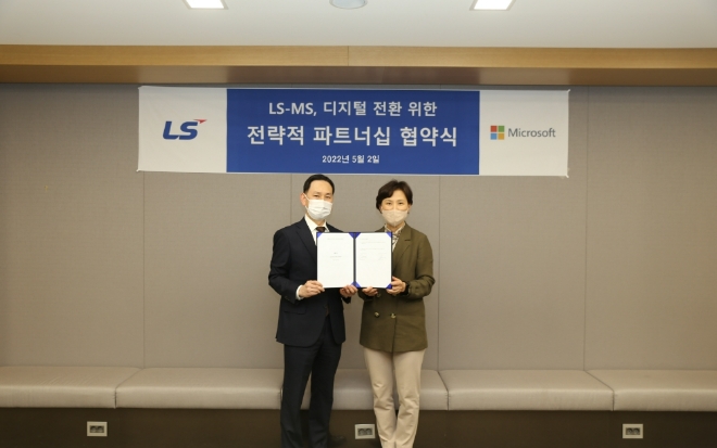 (왼쪽부터)조의제 LS ITC CEO, 이지은 한국마이크로소프트 대표는 2일 LS용산타워에서 LS그룹과 한국마이크로소프트가 '전략적 파트너십'을 체결뒤 기념활영을 하고 있다.