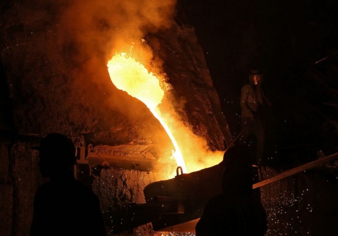 인도의 철강공장에서 불을 지피는 모습. 사진=로이터