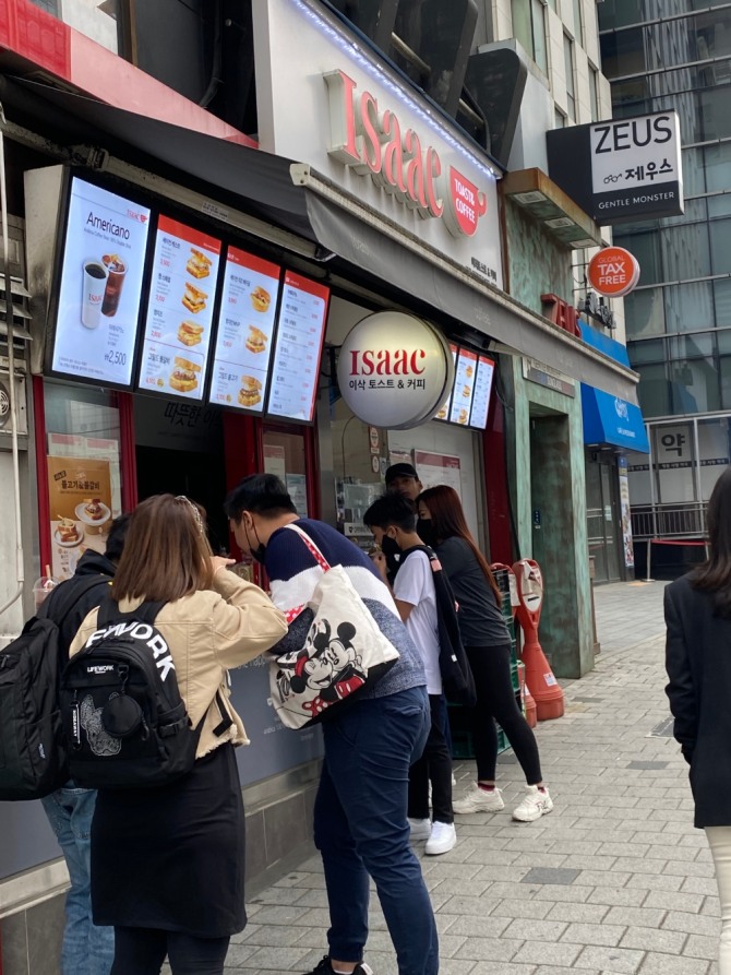 이삭토스트 서울명동점 앞 외국인 관광객 모습. 사진=송수연 기자.
