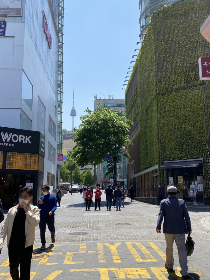 2일 오전 11시, 한산한 명동거리. 사진=송수연 기