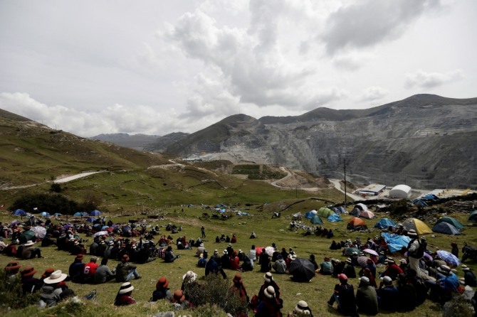 페루 원주민 공동체 회원들이 페루 라스 밤바스에 있는 중국 소유의 라스밤바스 구리 광산에서 텐트를 치고 시위를 벌이고 있다. 사진=로이터