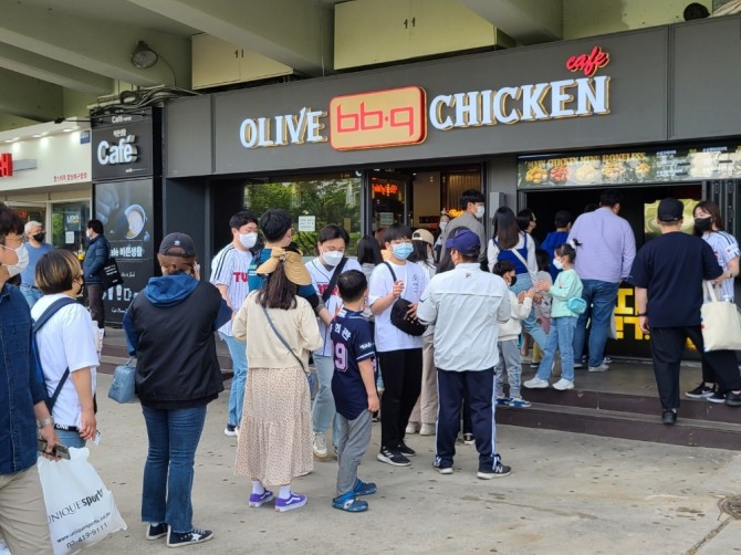 거리두기 전면해제 첫 주말, 프로야구 경기를 관람하러 온 가족단위 야구팬들이 BBQ 잠실야구장점에서 치킨을 사기 위해 줄서 있는 모습.  사진=BBQ