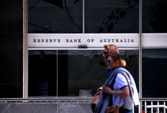 시민들이 호주준비은행(RBA)의 본사 정문을 지나가고 있다. 사진=로이터