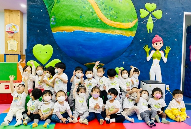 충북오창 6차 '부영 사랑으로 어린이집'에서 어린이날 행사를 하고 있다. 사진=부영그룹