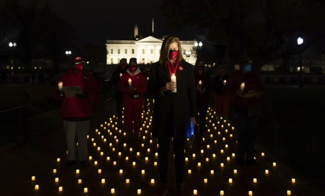 전미 간호사연합이 워싱턴 백악관 밖에서 코로나19로 사망한 간호사들을 추모하는 촛불집회를 열어 간호사들이 촛불을 밝히고 있다. [사진=뉴시스]