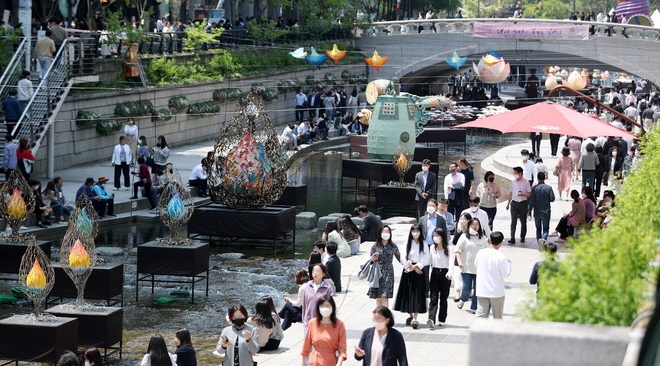 서울 중구 청계천에서 점심식사를 마친 많은 직장인들이 휴식을 취하고 있다. [사진=뉴시스]