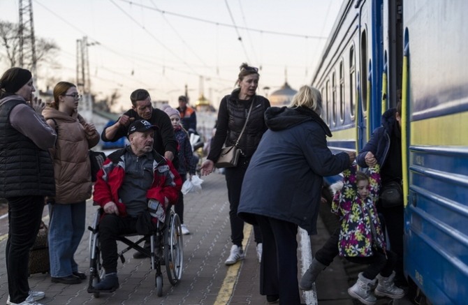 우크라이나 남부 오데사의 기차역에서 피난민들이 열차에 탑승하고 있다. [사진=뉴시스]