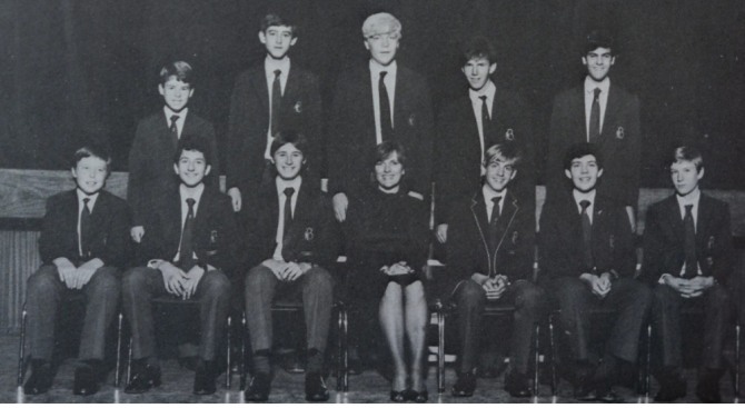 NYT가 공개한 일론 머스크(앞줄 맨왼쪽)의 고등학교 시절 모습. 남아공 요하네스버그 교외에 있는 브라이언스톤 고등학교에서 지난 1985년 촬영한 사진이다. 사진=브라이언스톤고