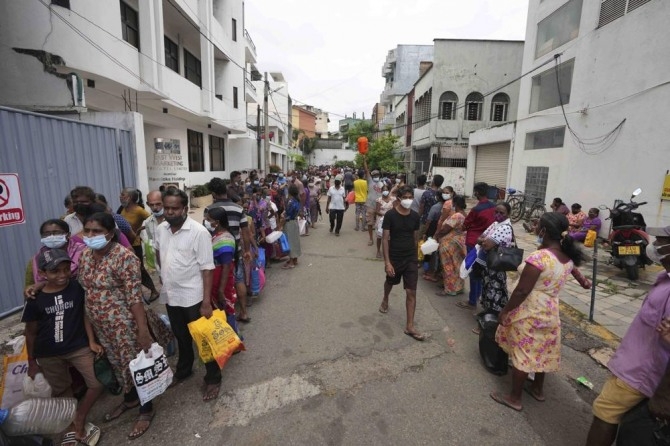 미국 연방준비제도(Fed, 연준)의 공세적인 금리 인상 여파로 스리랑카가 금융 위기를 맞을 수 있다는 우려가 나온다. 사진은 스리랑카 콜롬보시 주민들이 주유소 앞에서 줄을 서 있는 모습. 사진=AP/뉴시스