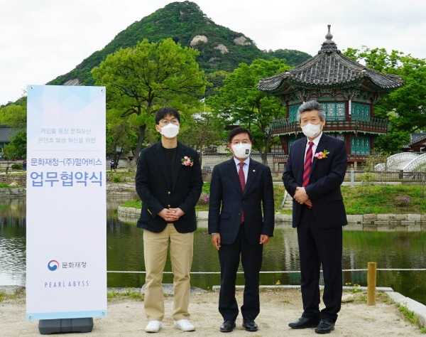 왼쪽부터 허진영 펄어비스 대표이사·김현모 문화재청장·김선의 한국문화유산활용단체연합회장. 사진=펄어비스