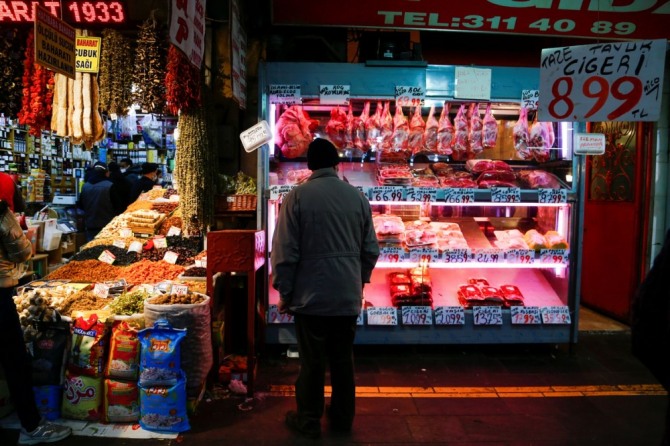 터키의 한 남성이 정육점 앞에서 고기를 살펴보고 있다. 사진=로이터