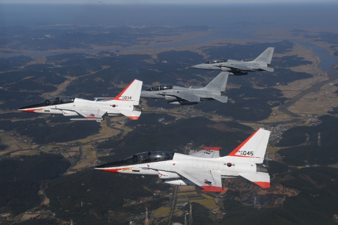 합동비행 중인 T-50(빨간색 날개)과 FA-50 전투기. 콜롬비아는 차기 훈련기 도입 및 경공격기 도입 사업 후보에 T-50과 FA-50을 유력후보로 선정하고 최종 평가를 진행 중이다. 사진=공군