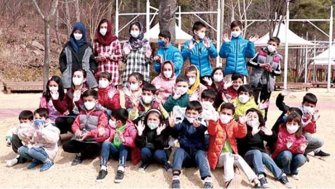 지난해 8월 한국에 귀국한 아프가니스탄 특별기여자 가족 가운데 29가구가 현대중공업 12개 협력회사에 취업해 울산광역시에서 제2의 삶을 시작했다. 아프간 특별기여자 어린이들이 한 자리에 모여 기념촬영을 하고 있다. 사진=현대중공업