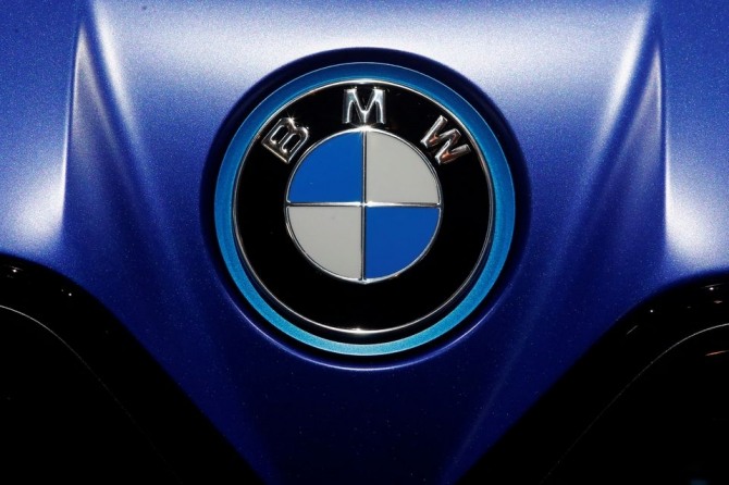 2021년 모터쇼에서 촬영한 BMW 로고. 사진=로이터