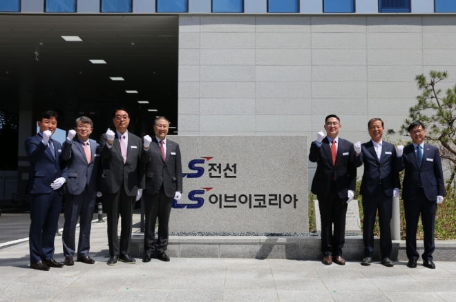 9일 군포시 당정동 LS지식산업센터에서 열린 'LS EV코리아 공장 준공식'에서 구자은 LS그룹 회장을 비롯한 주요 내빈들이 파이팅을 외치고 있다. (왼쪽 네 번째부터) LS그룹 구자은 회장, LS전선 구본규 대표이사, LG에너지솔루션 김동수 전무, LS EV 코리아 노재훈 대표. 사진= LS