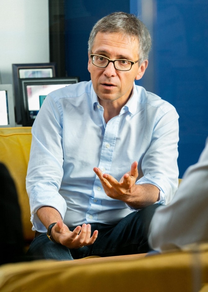 이안 브레머 회장은 윤석열 정부의 출범으로 한국과 일본은 지난 몇 년간의 대립에서 벗어나 관계 개선과 협력을 도모할 수 있는 계기가 마련됐다고 평가했다.