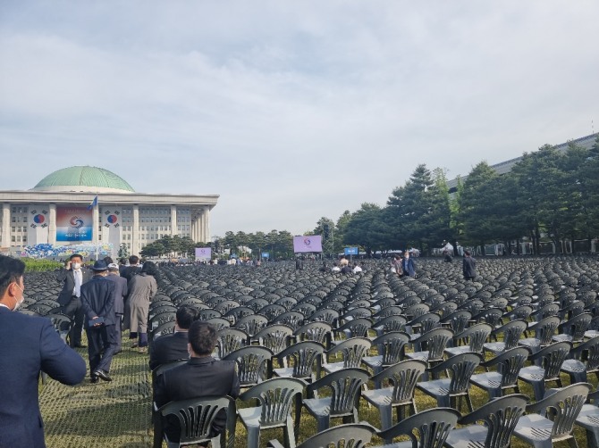 第20届总统就任仪式前一天（9日），国会主楼前为来宾准备了椅子。照片=NEWSIS
