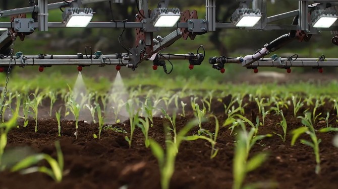 잡초가 아닌 식용 작물만 처리하는 그린아이 테크놀로지의 AI 기반 스마트 스프레이 시스템.