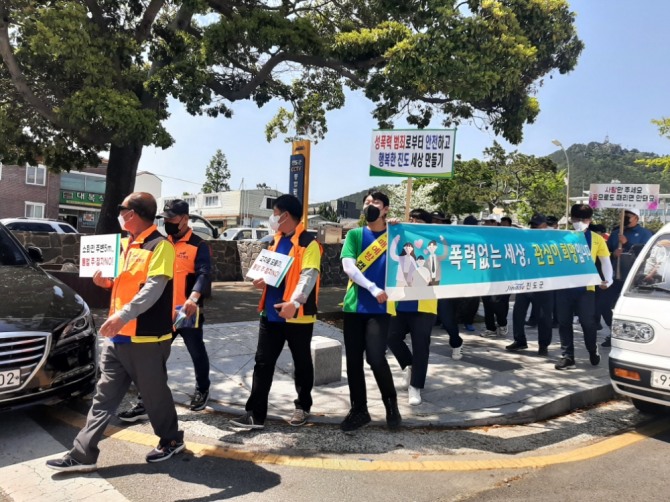 전남 진도군은 가정의 달을 맞아 지난 4일 진도읍 철마광장~아리랑사거리에서 안전문화운동과 가정폭력예방 캠페인을 실시했다. / 전남 진도군=제공