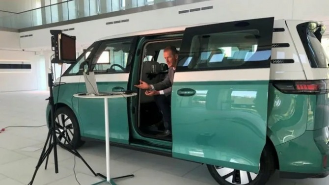 헤르베르트 디에스 폭스바겐 CEO가 최근 출시한 전기 미니밴 ‘ID.버즈’에 올라 영국 파이낸셜타임스가 9일(현지시간) 마련한 자동차 업계 관련 온라인 포럼에 참여하고 있다. 사진=트위터