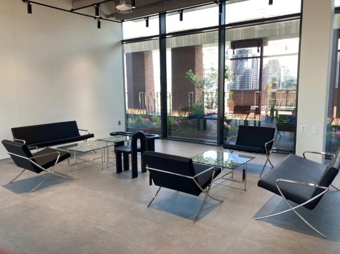 무신사 스튜디오 성수 9층의 오픈 라운지에 29CM 입점 브랜드 가구가 배치되어 있다. 사진=안희진 기자