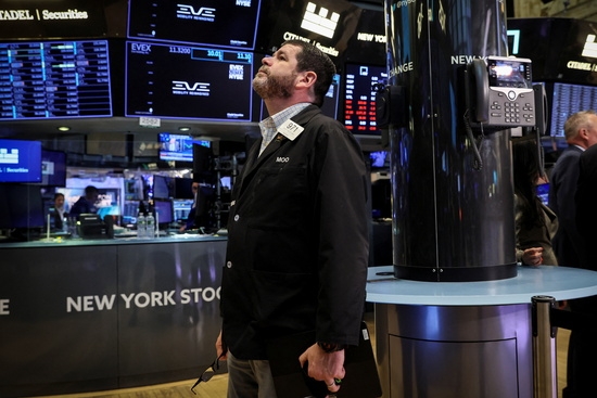 뉴욕증권거래소(NYSE)한 트레이더가 전광판을 주시하고 있다. 사진=로이터