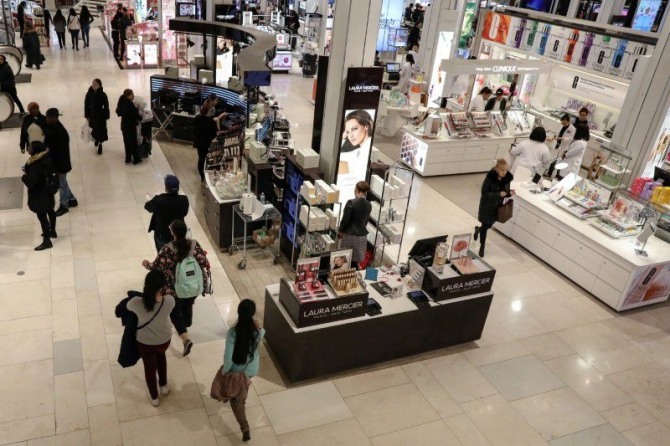 미국 뉴욕의 메이시스 백화점에서 쇼핑하는 사람들. 사진=로이터