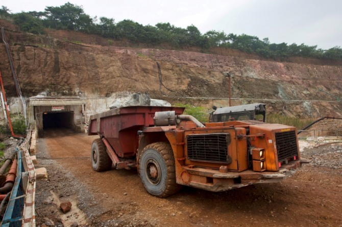 잠비아 구리 광산 지하 516m에서 광석을 채취한 트럭이 입구를 빠져나가고 있다. 사진=로이터