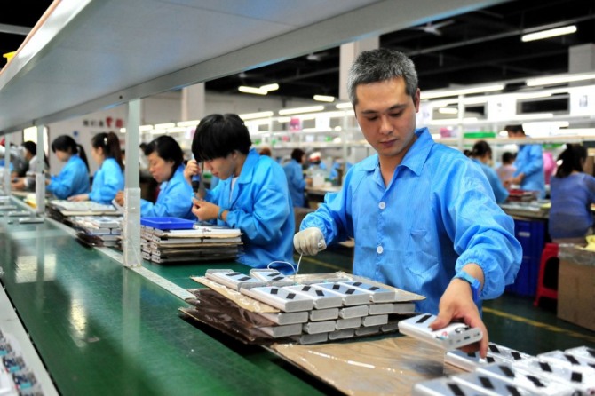 근로자들이 후베이성 이창시에 있는 리튬배터리 생산 라인에서 근무하고 있다. 사진=로이터
