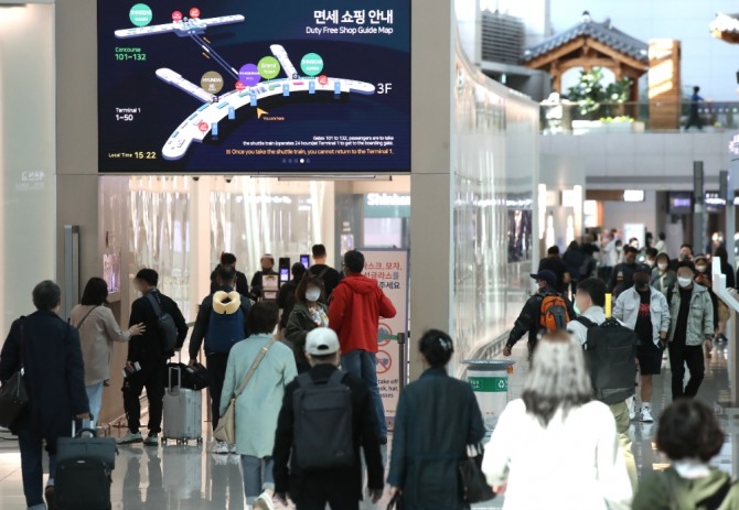3日，在仁川国际机场第一航站楼，办理出境手续的乘客们。照片=NEWSIS