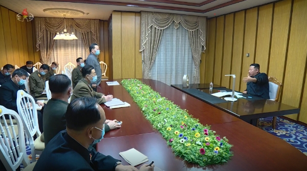 김정은 북한 국무위원장이 코로나19 확산 대응을 위해 12일 평양의 국가비상방역사령부를 방문해 회의를 주재했다고 조선중앙TV가 13일 보도했다. 사진=뉴시스