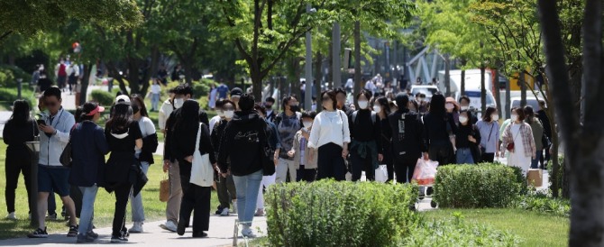  15일 오후 서울 마포구 경의선숲길이 맑은 봄 날씨를 즐기러 나온 시민들로 붐비고 있다.사진=연합