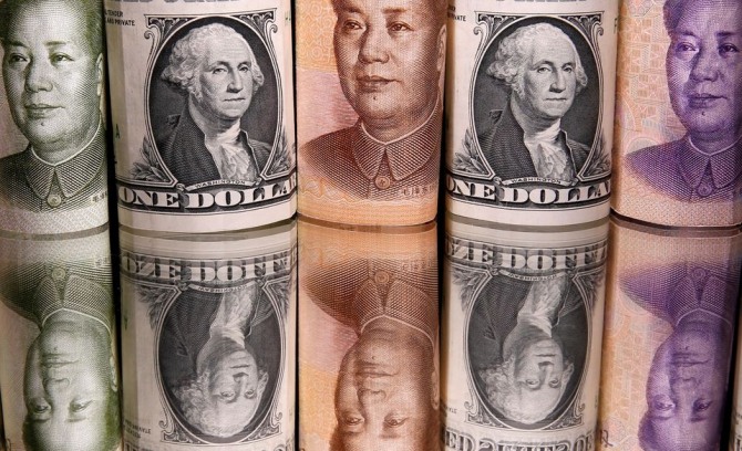 중국 위안화와 미국 달러 지폐. 사진=로이터