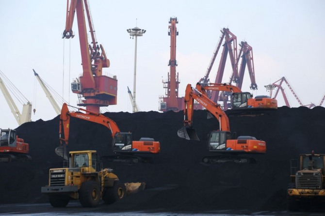 중국 장쑤성 롄윈항(连云港)에서 수입한 석탄을 하역하고 있다. 사진=로이터