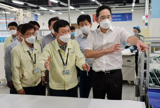 이재용 삼성전자 부회장이 2020년 베트남 하노이 인근에 위치한 삼성 복합단지를 찾아 스마트폰 생산공장 등을 점검하는 모습. 사진=삼성전자 홈페이지 캡쳐