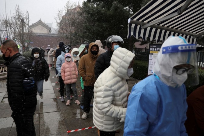 지난 3월 베이징 시민들은 줄을 서서 PCR 검사를 기다리고 있다. 사진=로이터