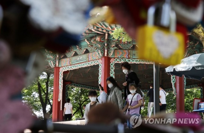 지난 15일 오전 시민들이 쾌청한 봄 날씨에 서울 중구 남산팔각정에서 나들이를 즐기고 있다. 사진=연합