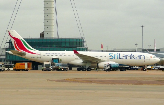 스리랑카 정부는 국영항공의 민영화를 추진한다.