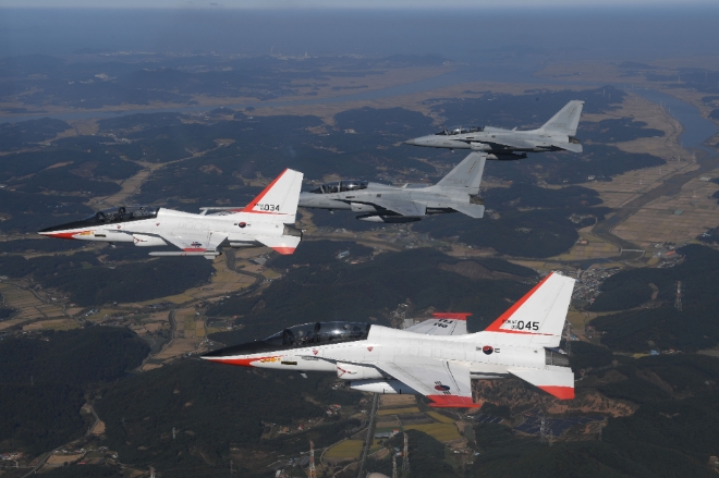편대 비행에 나선 한국항공우주산업(KAI)의 T-50과 FA-50. 사진=뉴시스