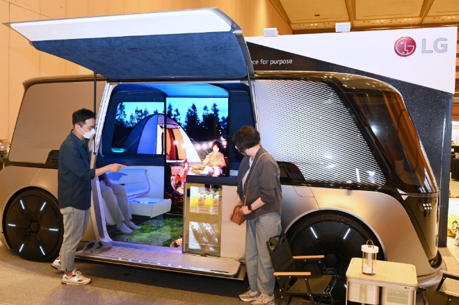 LG전자 부스에서 차량을 집의 새로운 확장 공간으로 해석해 만든 미래 모빌리티의 콘셉트 모델 LG 옴니팟을 전시하고 있다. 사진=LG전자