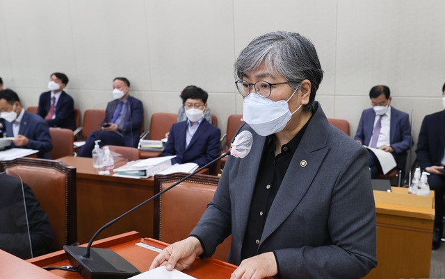 정은경 질병관리청장이 17일 서울 여의도 국회에서 열린 보건복지위원회 전체회의에서 2022년도 제2회 추가경정예산안 관련 정부측 제안설명을 하고 있다. [사진=뉴시스]