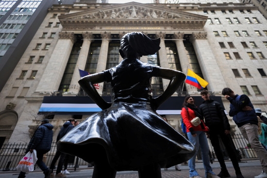 조각가 크리스틴 비스발의 '두려움 없는 소녀' 동상이 뉴욕증권거래소(NYSE)를 보고 있다. 사진=로이터