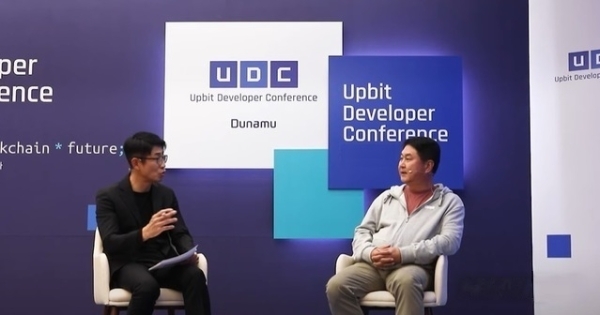 이석우 두나무 대표(오른쪽)와 김태훈 칼럼니스트가 업비트 개발자 컨퍼런스 2020에서 오프닝 행사를 진행 중이다. 사진=뉴시스