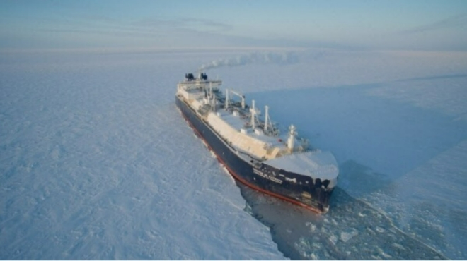 대우조선해양이 세계 최초로 건조한 쇄빙LNG선이 북극해의 얼음을 깨고 항해하고 있다. 사진=대우조선해양