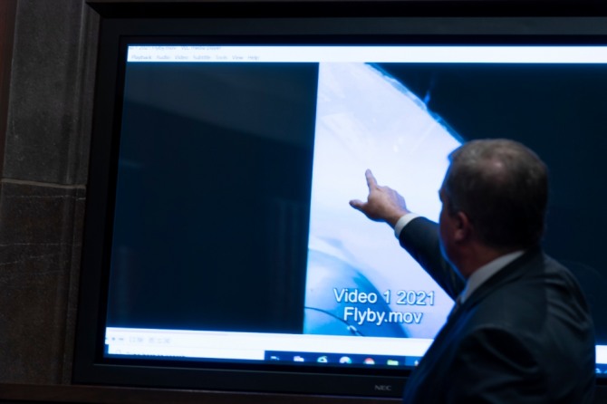 17일(현지시간) 스콧 브레이 미 해군정보국 부국장이 미국 워싱턴 국회의사당에서 열린 미 하원 정보위원회 산하 대테러·방첩소위원회 청문회에서 지난해 촬영된 UAP 추정 물체를 가리키고 있다. 사진=뉴시스