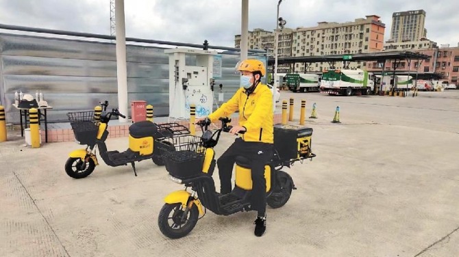 A Meituan deliveryman rides a hydrogen-powered takeout e-bike.  Photo by Liu Sihao