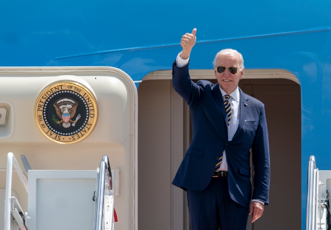 조 바이든 미국 대통령이 19일(현지시각) 메릴랜드주 앤드루스 공군기자에서 한국과 일본 순방을 위해 전용기에 오르며 인사했다. 사진=뉴시스