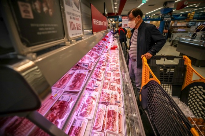 삼겹살 가격이 급등 중이다. 거리두기 해제 등의 영향으로 돼지고기 수요가 급증하며 나타난 현상이다. 사료값 인상으로 추가적인 가격 상승도 전망되는 상황이다. 사진=뉴시스