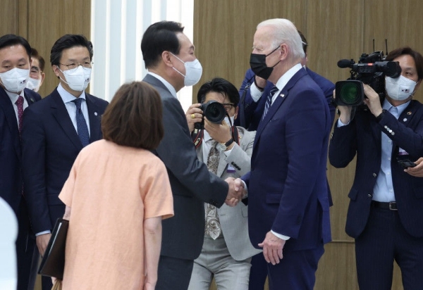 취임 후 한국을 첫 방문한 조 바이든 미국 대통령이 20일 오후 경기도 평택시 삼성전자 반도체공장을 방문해 윤석열 대통령과 악수로 인사하고 있다. 사진=연합뉴스