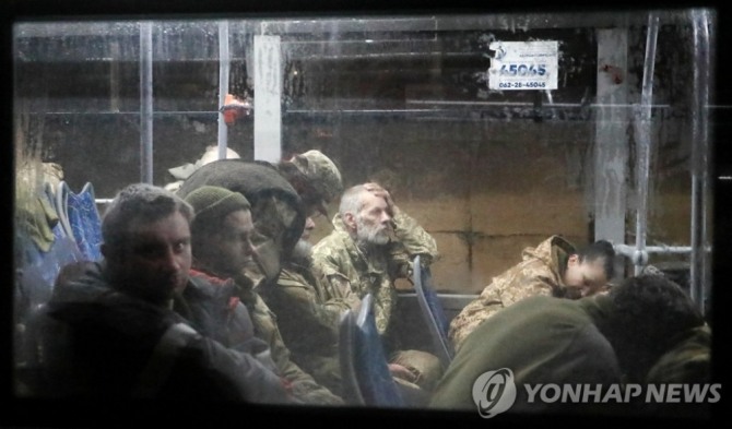 버스로 호송되는 우크라이나 아조우스탈 투항병들. 사진=연합